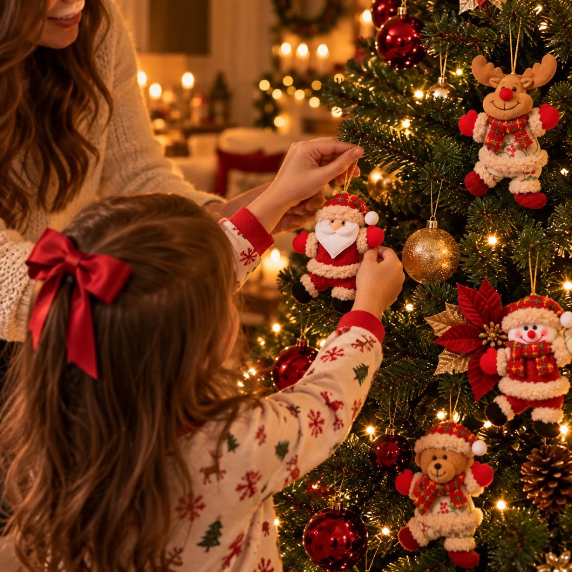 Criança pendurando um enfeite de pelúcia na árvore de Natal