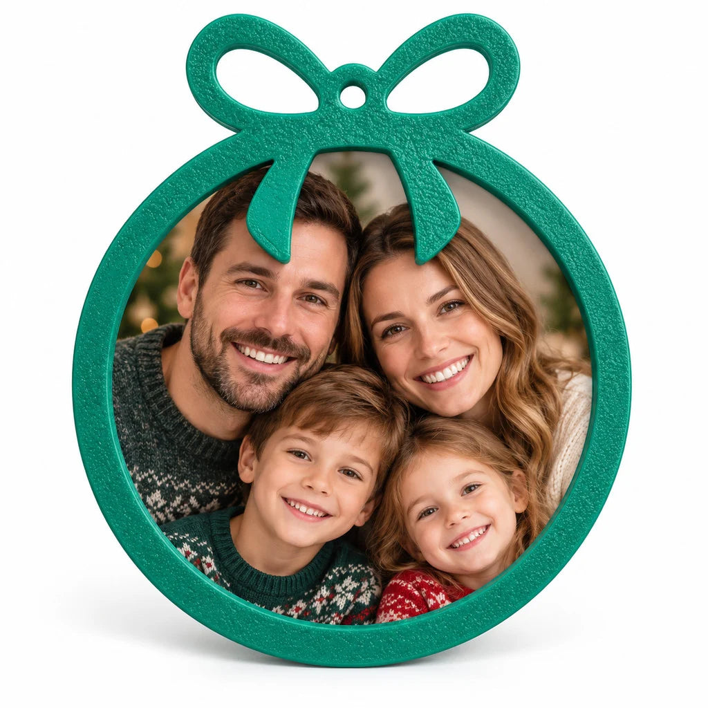 Enfeite porta-foto em formato de bola com laço verde com foto de família