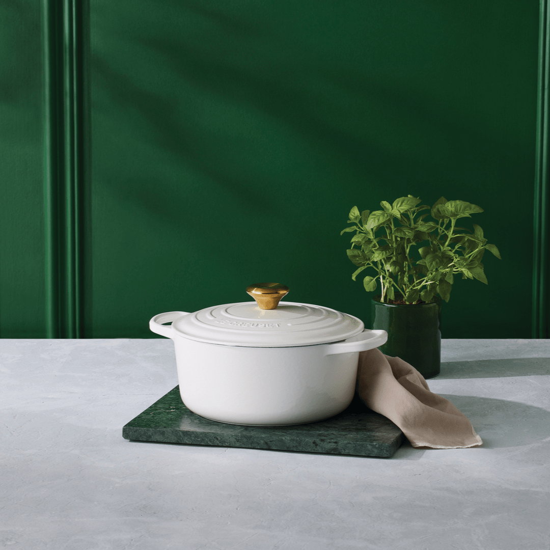 Panela Redonda Signature Branca com Pegador Dourado 26cm Le Creuset