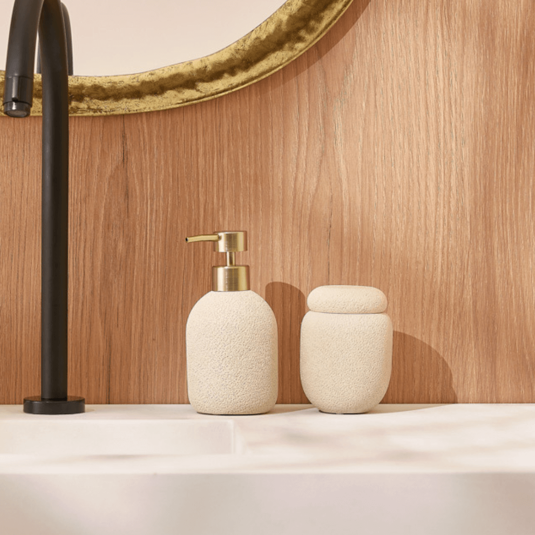 Porta Sabonete Liquido em Cimento Areia e Dourado