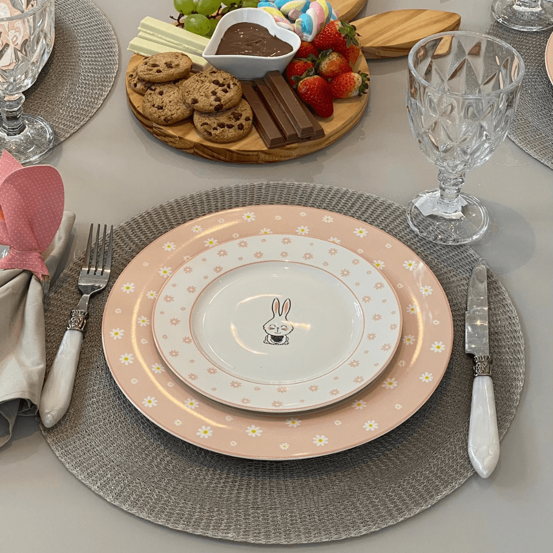 Prato Raso Pascoa com Coelho Branco e Rosa 27cm