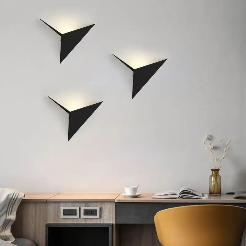 Luminária Arandela de Parede Minimalista Triangular Cosenza LEDZ – Preto/Branco/Dourado