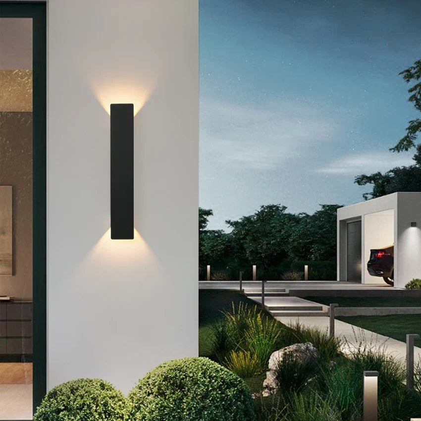 Luminária Arandela de Parede Externa à Prova D´Água IP65 Vector LED - Branco/Preto - 20,5cm/41cm
