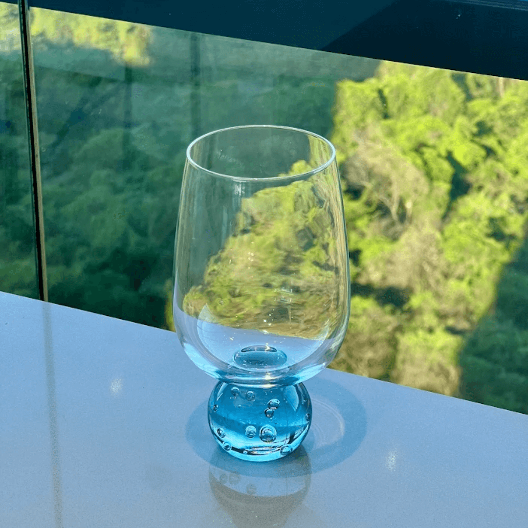 Taça Copo para Vinho Vidro com Base Esfera Transparente e Azul 540ml