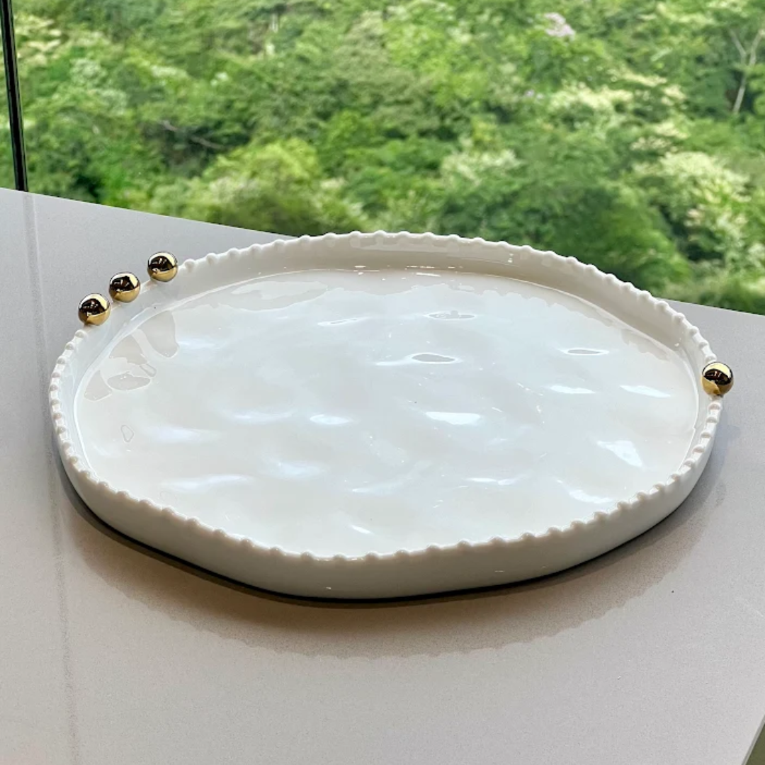 Travessa Redonda Branca com Esferas Dourada em Porcelana 29cm