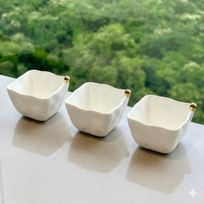 Jogo 3 Petsiqueiras Brancas com Esferas em Porcelana Dourada 10,5cm