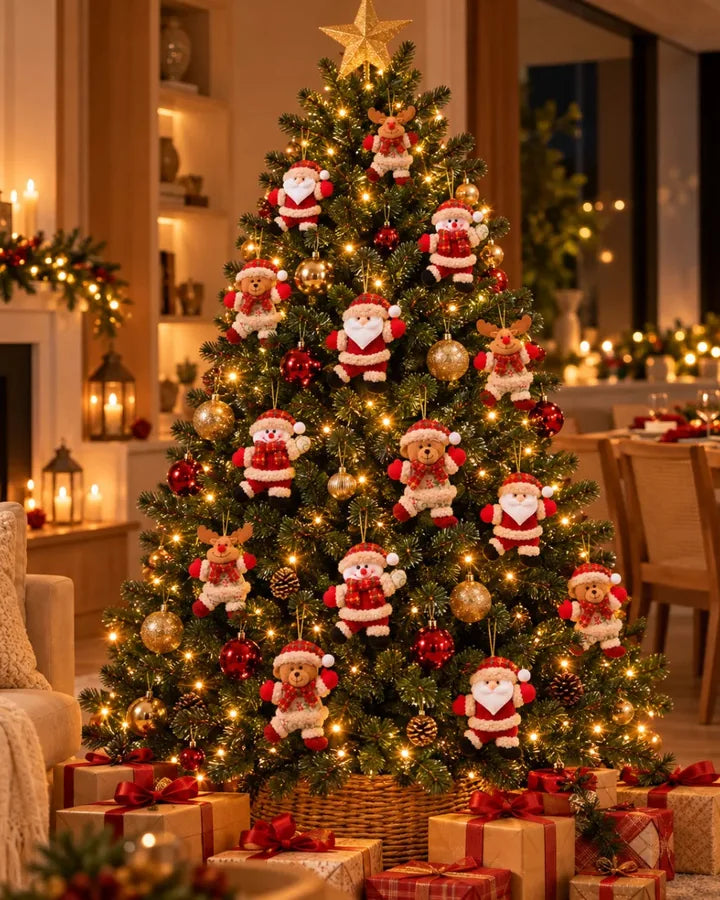 Árvore de Natal cheia de enfeites de pelúcia pendurados entre as luzes