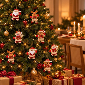 Árvore de Natal decorada com enfeites de pelúcia de Papai Noel, rena, boneco de neve e urso