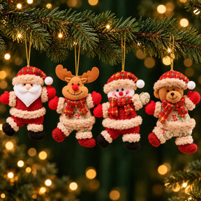 Os quatro enfeites de pelúcia lado a lado: Papai Noel, rena, boneco de neve e urso