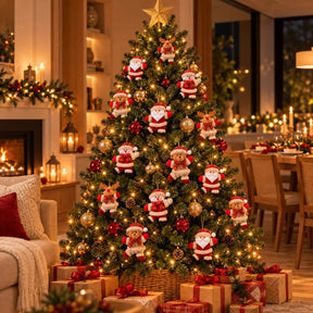 Árvore de Natal cheia de enfeites de pelúcia pendurados