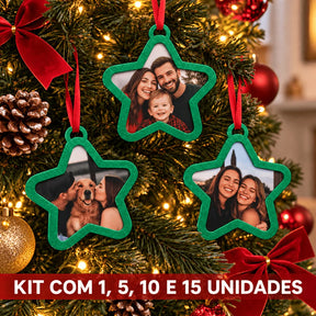 Três enfeites porta-foto em estrela verde pendurados na árvore de Natal com fotos de família e do cachorro