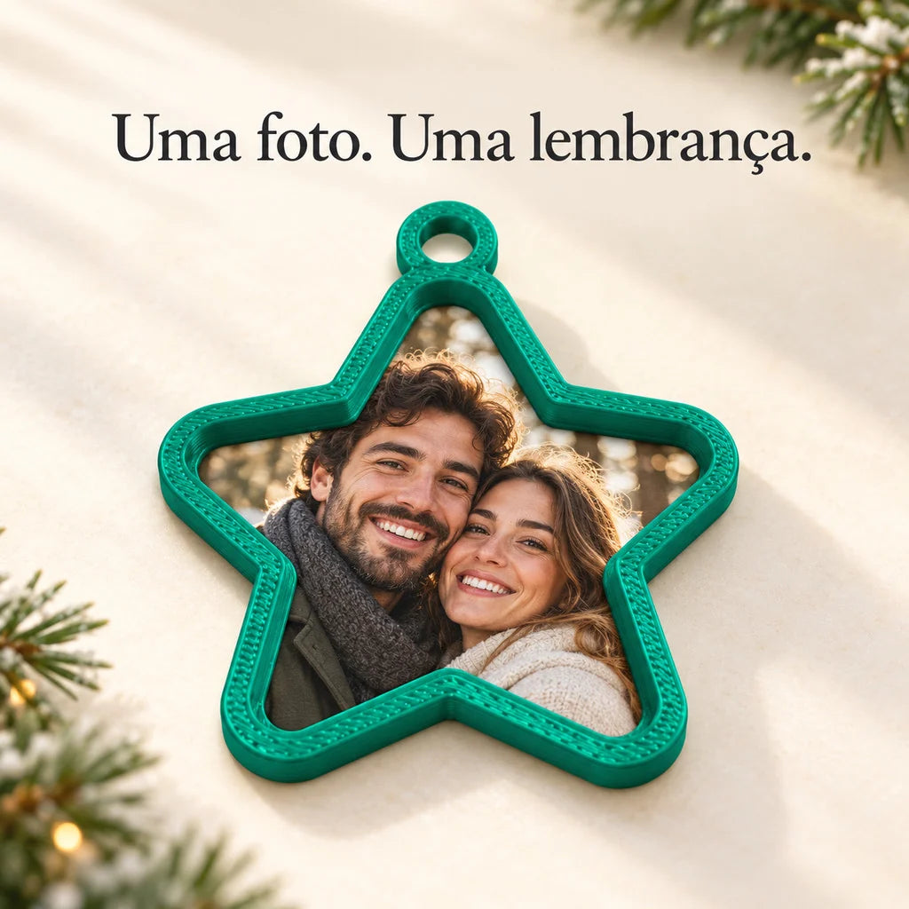 Enfeite porta-foto em formato de estrela verde com foto de um casal