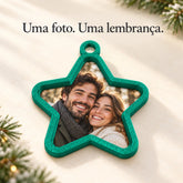 Enfeite porta-foto em formato de estrela verde com foto de um casal
