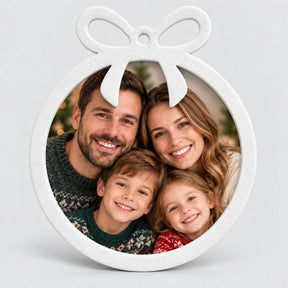 Enfeite porta-foto em formato de bola com laço branca com foto de família
