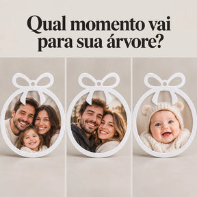 Três enfeites porta-foto brancos em bola com laço com fotos de família e de um bebê