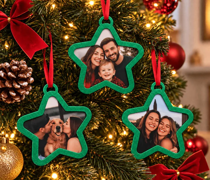 Árvore de Natal com enfeites em estrela verde mostrando fotos de família