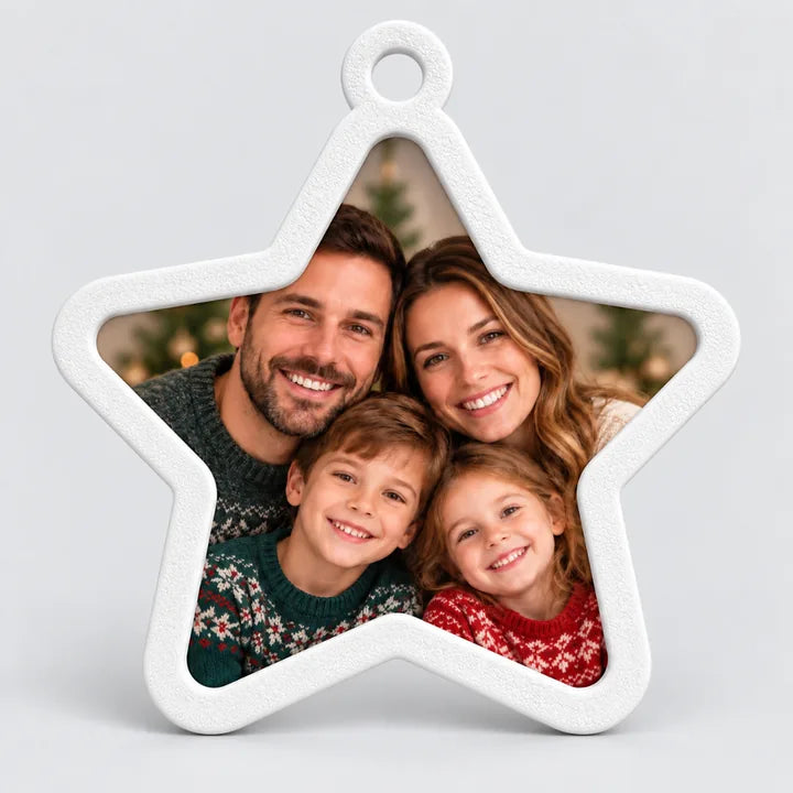 Enfeite porta-foto em formato de estrela branca com foto de família