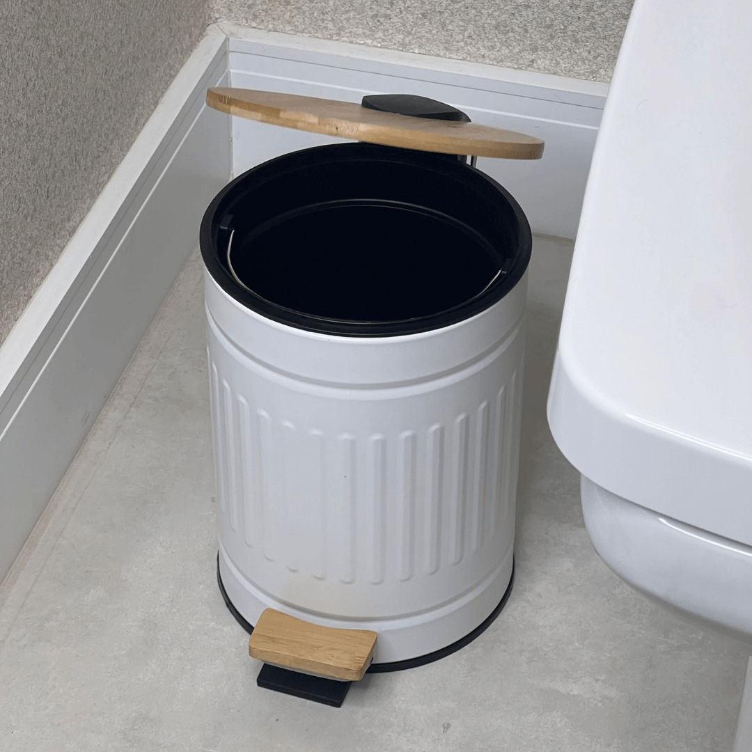Lixeira Fluted de Metal com Tampa e Pedal de Bambu Branca 5 Litros