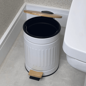 Lixeira Fluted de Metal com Tampa e Pedal de Bambu Branca 5 Litros