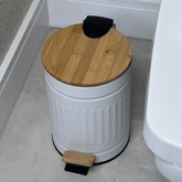 Lixeira Fluted de Metal com Tampa e Pedal de Bambu Branca 5 Litros