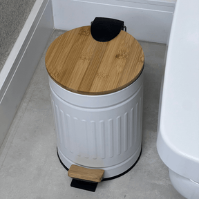 Lixeira Fluted de Metal com Tampa e Pedal de Bambu Branca 5 Litros