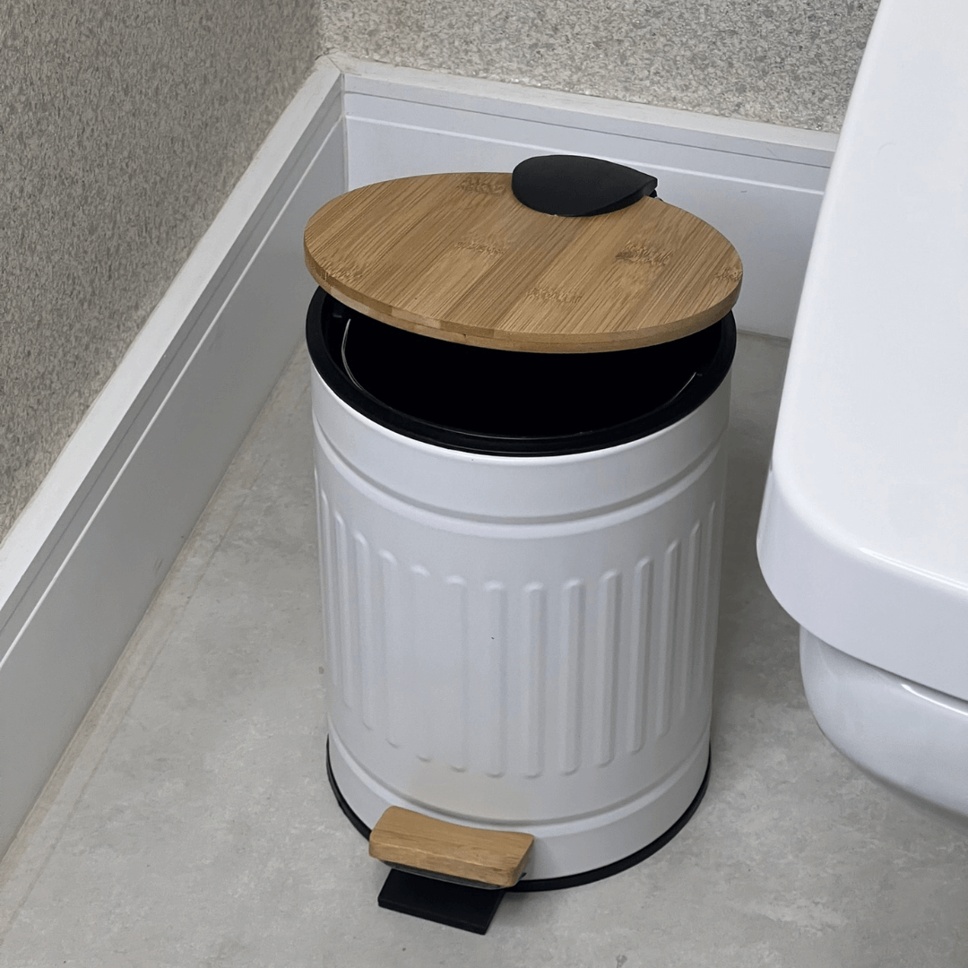 Lixeira Fluted de Metal com Tampa e Pedal de Bambu Branca 5 Litros