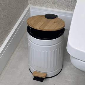 Lixeira Fluted de Metal com Tampa e Pedal de Bambu Branca 5 Litros