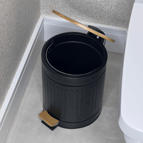Lixeira Fluted de Metal com Tampa e Pedal de Bambu Preta 5 Litros