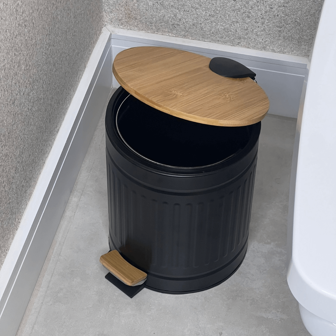 Lixeira Fluted de Metal com Tampa e Pedal de Bambu Preta 5 Litros