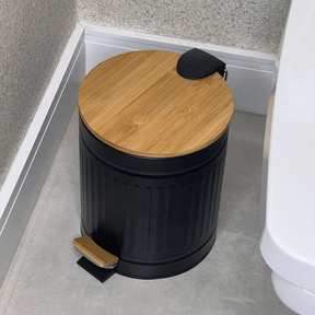 Lixeira Fluted de Metal com Tampa e Pedal de Bambu Preta 5 Litros