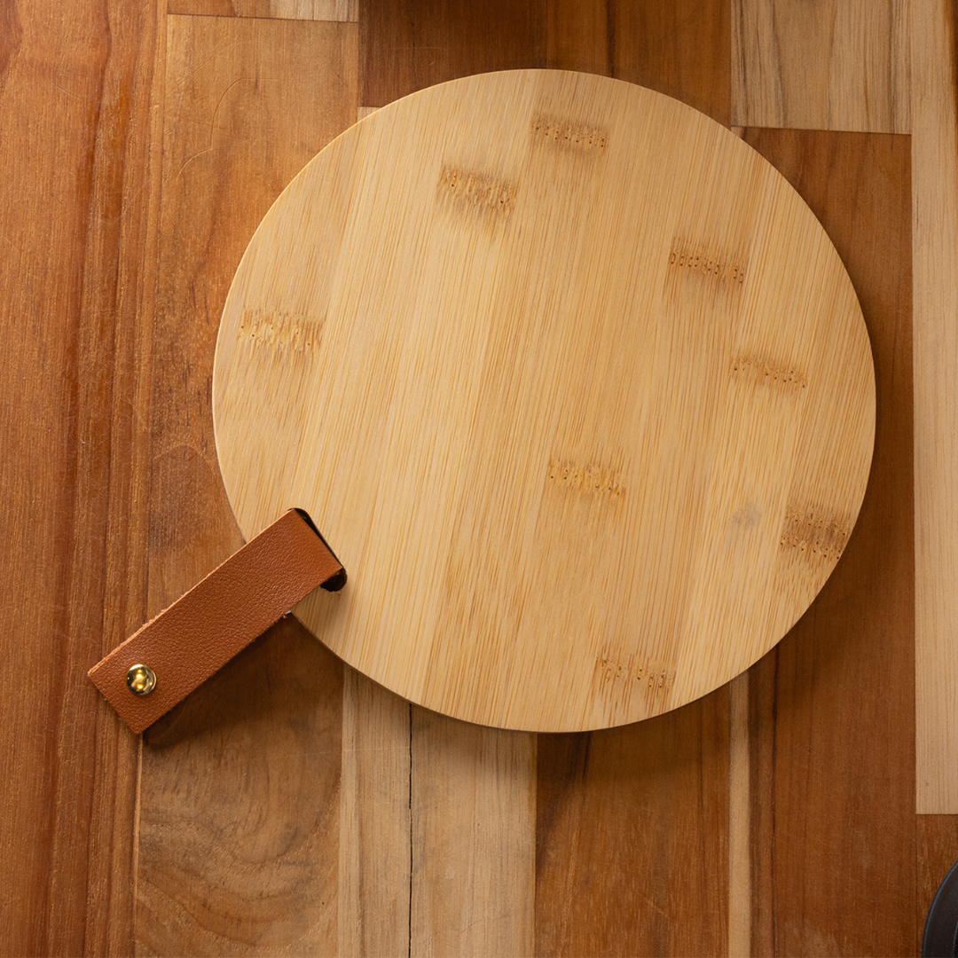 Tábua de Corte Redonda Bambu com Alça de Couro 18cm