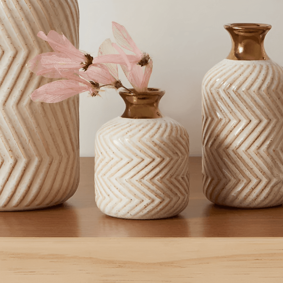 Vaso em Cerâmica com Ranhuras Bege e Dourado 9,5cm
